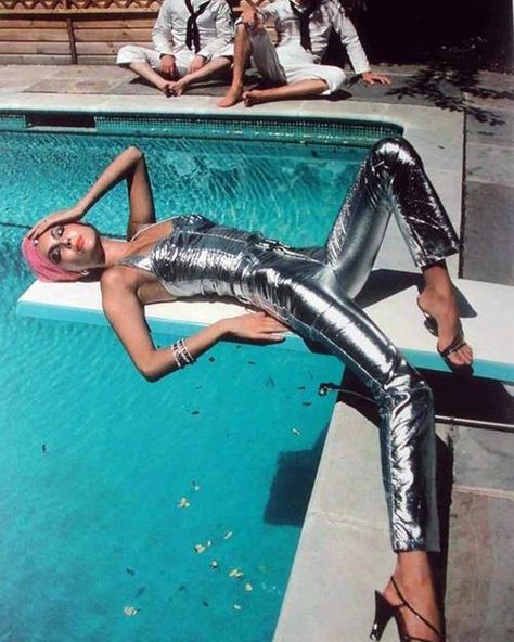 Weekend vibes c/o Helmut Newton Pool Fashion Editorial, Mode Editorials, David Bailey, Pool Fashion, Aquarius Woman, Ellen Von Unwerth, Helmut Newton, Man Repeller, Mario Testino