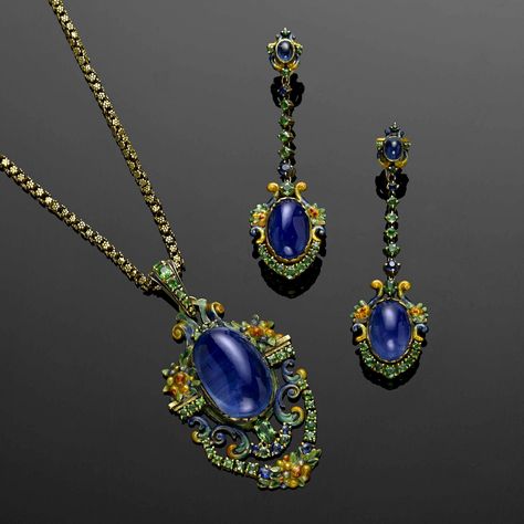 Arts and crafts suite attributed to Louis Comfort Tiffany. Bijoux Art Nouveau, Demantoid Garnet, Louis Comfort Tiffany, Tiffany Jewelry, Green Jewelry, Tiffany And Co, Deco Jewelry, Schmuck Design, Looks Vintage