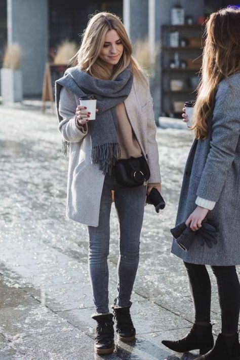 12 Amazingly Soft Scarves You Have To Wear This Winter - Society19 Asos Trousers, Pullovers Outfit, Woolen Scarves, Miroslava Duma, Scarf Outfit, Cozy Winter Outfits, Chloe Shoes, Sopot, Winter Mode