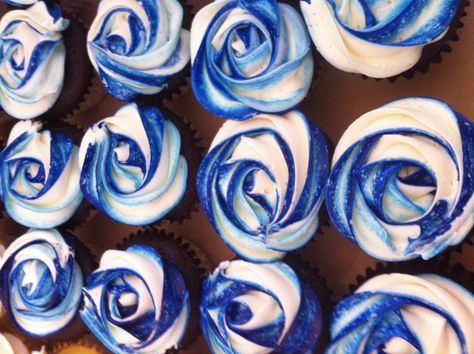 Royal Blue Cupcakes Ideas, Royal Blue Cupcakes, Blue Swirl Cupcakes, Blue Wedding Cupcakes, Bf Bday, Marble Party, Rosette Cupcakes, Tie Dye Cupcakes, Bridal Cakes