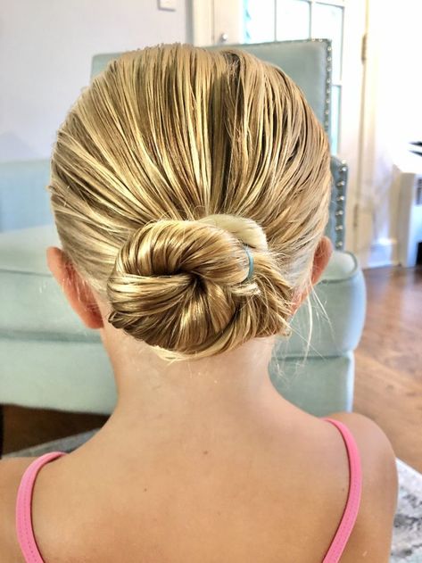 EASY WRAP BUN TO DO IN SECONDS: HERE IS A SIMPLE BUN HAIRSTYLE YOU CAN DO IN SECONDS. Easy Back To School Hairstyles, High School Hairstyles, Simple Bun, Girls School Hairstyles, Girl Hairdos, Cute Hairstyles For School, Easy Wrap, Easy Hairstyles For School, Step By Step Hairstyles