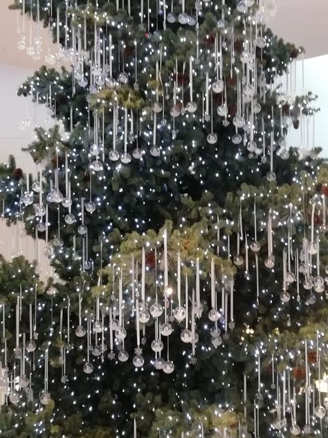 How trees are adorned in las Vegas crystal style Christmas Tree Crystal Decorations, Icicle Tree, Future Christmas, Lace Christmas Tree, Christmas Tree Decorations Ribbon, Rose Gold Christmas Decorations, Tinsel Christmas Tree, Crystal Garland, Crystal Christmas Tree