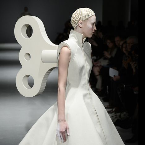 Gareth Pugh Autumn Winter 2014 collection at Paris Fashion Week Blanco White, Mode Editorials, Sculptural Fashion, Conceptual Fashion, Gareth Pugh, Weird Fashion, Avant Garde Fashion, Model Dress, Costume Design