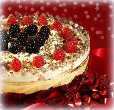 The English Kitchen: A Traditional English Trifle British Trifle Recipe, Irish Christmas Food, Traditional English Trifle, Raspberry Trifle, English Trifle, English Desserts, Australian English, Trifle Dish, The English Kitchen