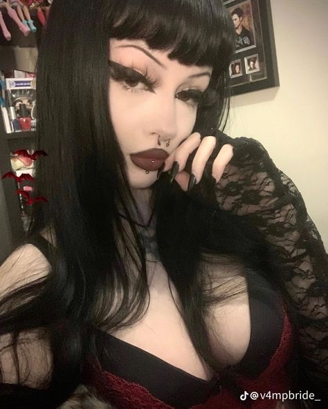 Vampy Girl, Teal Van Doren, Dark Makeup Looks, Afro Punk Fashion, Alt Makeup, Van Doren, Emo Makeup, Goth Women, Edgy Makeup