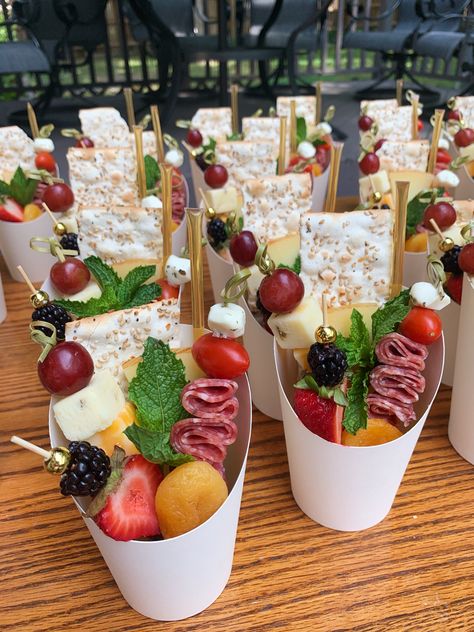 Graduation Party Decor Ideas, Charcuterie Cup, Boat Food Ideas, Party Decor Ideas, Lake House Food Ideas, Decorações Com Comidas, Catering Ideas Food, Party Food Buffet, Charcuterie Inspiration