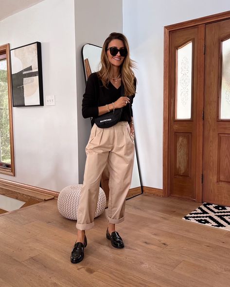 Beige Pleated Trousers Outfit, Tan Pleated Pants Outfit, Carrot Fit Trousers Outfit Women, Beige Chino Pants Women Outfit, Beige Pleated Pants Outfit, Beige Chinos Women Outfit, Trendy Casual Outfits For Women, Carrot Pants Outfit, Chinos Outfit Women