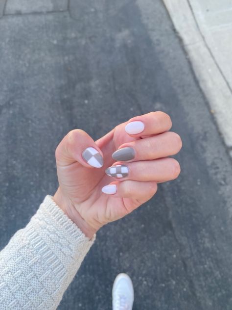 Beige Checkered Nails, White Nails Accent Nail, Tan Checkered Nails, Pastel Checkered Nails, Nuteral Nails Cute Acrylic, Neutral Checkered Nails, Nail Ideas Checkered, Nail Inspo Checkered, April Nails Ideas 2023