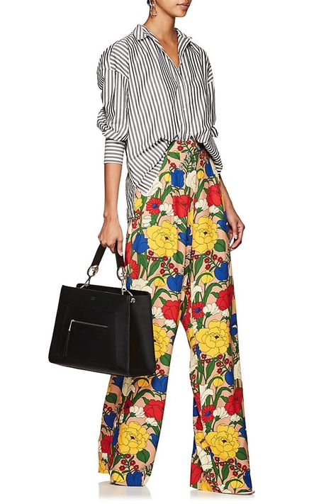 stripe and floral, cream and black repeated Mixing Patterns Fashion, Pattern Mixing Outfits, Mixed Prints Outfit, Mixing Prints Fashion, Pattern Outfits, Floral Trousers, Outfit Formulas, Floral Pants, Pattern Mixing