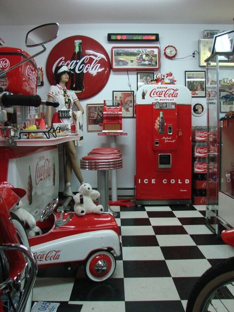 Coca Cola! John Pemberton, Coca Cola Poster, Coca Cola Kitchen, Coke Machine, Coke Collectibles, Coca Cola Decor, Coca Cola Drink, Always Coca Cola, Diner Decor