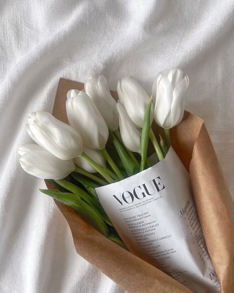 White tulips Vogue Aesthetic, Boquette Flowers, Aesthetic Flowers, Nothing But Flowers, Flower Therapy, Tapeta Pro Iphone, White Tulips, Beautiful Bouquet Of Flowers, Luxury Flowers