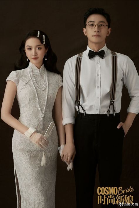 Vintage Chinese Wedding Photo, Chinese Prewedding Photoshoot, Vintage Prewedding Photography, Chinese Wedding Photoshoot, Chinese Prewedding, Chinese Wedding Photos, Pre Wedding Photoshoot Theme, Chinoiserie Wedding, Cheongsam Wedding