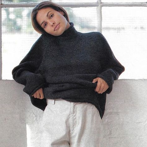 reva luft on Instagram: "Outfit inspo from this vintage j crew look: grey rolled neck sweater and off white chinos (with rustic blankets, old books, and iced coffee in a Duralex glass to finish off this completely timeless vibe)" Roll Neck Sweater Outfit, Old J Crew, J Crew Looks, Thrift Wishlist, Vintage J Crew, White Chinos, Jcrew Sweater, Teaching Style, Roll Neck Sweater