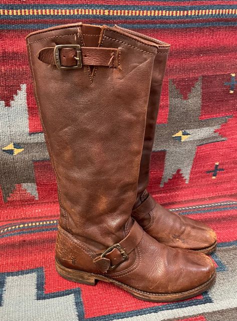 From the magical Red Rock country of Sedona, Arizona, BlackbirdSedona presents to you this vintage pair of ladies Frye tall engineer style buckle boots. They are labeled a Ladies US size 8.5. Frye white label. Brown waxy leather.  Very distressed. Similar New Frye boots retail for $378 and up! These great boots are very well made are in very broken-in vintage condition, which give them lots of character! Condition notes: -They run on the smaller side of an 8 1/2 and probably fit more like an 8. Brown 70s Boots, Vintage Brown Boots, Frye Boots Outfit, Fry Boots, Engineer Style, Brown Vintage Boots, Arizona Style, Vintage Cowboy Boots, Tall Brown Boots