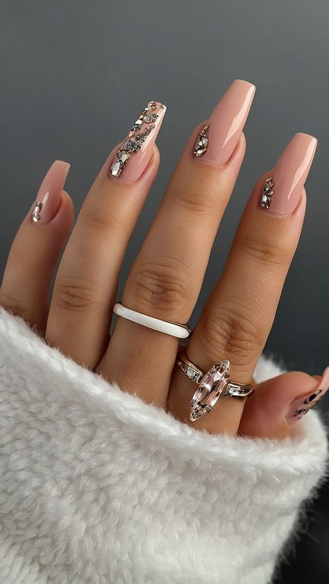 Looking for chic nail art designs that are classy simple and edgy Discover a variety of classy almond rocker black boho minimalistic shabby chic and classy white designs in our latest blog post These easy and stylish nail designs are perfect for short nails ombre square and more Transform your nails with these trendy and elegant nail art ideas Gucci Nails Designs, Fall Wedding Nails For Guest, New Years Eve Nails Ideas Classy, Simple Elegant Nails, Fall Almond Nails, Fall Wedding Nails, New Years Eve Nails, Chic Nail Art, Plain Nails