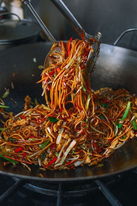 Chicken Lo Mein Recipe, Wok Recipes, Chicken Lo Mein, Chinese Chicken Recipes, Resipi Kek, Lo Mein Recipes, Cibo Asiatico, Mapo Tofu, Authentic Chinese Recipes