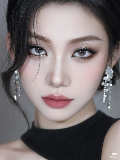 Douyin Makeup For Black Dress, Smokey Eye Douyin Makeup, Korean Smoky Makeup, Smoky Douyin Makeup, Smokey Douyin Makeup, Korean Smokey Eye Makeup, Asian Smokey Eye, Koleksi Makeup, Ball Makeup