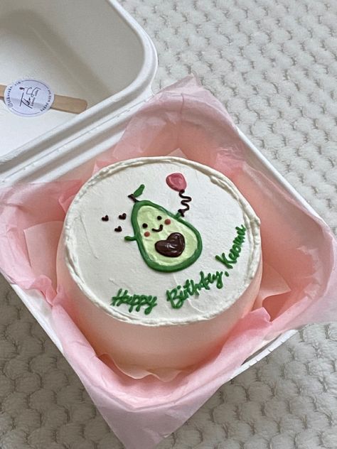 Avocado Birthday Cake Ideas, Avocado Birthday Decorations, Simple Green Cake Designs, Avocado Cake Decoration, Avocado Theme Cake, Cute Avocado Birthday Cake, Avocado Cake Design, Avocado Birthday Cake, Avocado Birthday Party