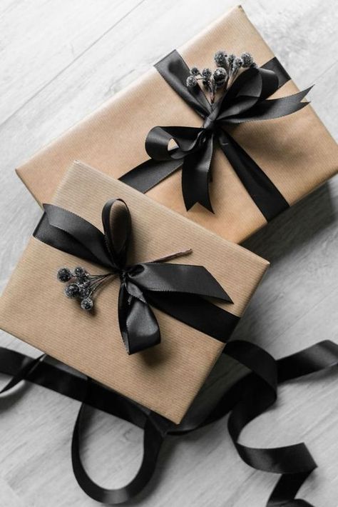 A simple, elegant way to gift wrap your Christmas presents with parcel paper and black satin ribbon #giftwrapideas #giftwrapchristmas #giftwrappingideas #giftwrappingideasforchristmas #elegantwrappingideas #blackribbonpresent Joululahjat Diy, ميدالية مفاتيح, Jul Diy, Elegant Gift Wrapping, Christmas Gift Packaging, Gift Wrapping Techniques, Gift Wrapping Inspiration, Gifts Wrapping Diy, Diy Holiday Gifts