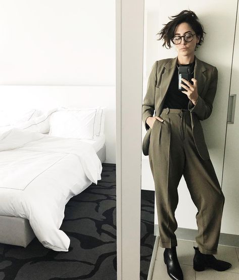 Queer Fashion Suit, Wedding Guest Lesbian Outfit, Tomboy Suit Aesthetic, Semi Formal Tomboy Outfit, Formal Queer Outfits, Tomboy Night Out Outfit, Tomboy Cocktail Attire, Nonbinary Bridesmaid Outfit, Feminine Suits Wedding Guest