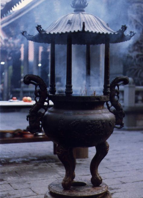 Falun Gong, Chinese Incense, Jewish Temple, Chinese Buddhism, Incense Burning, Chinese Temple, Mahayana Buddhism, Temple Architecture, Taipei Taiwan