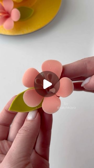 How To Make Chocolate Flowers, Modeling Chocolate Flowers, Chocolate Flower Cake, Chocolate Template, Chocolate Modeling, Chocolate Toppers, Flower Chocolate, Torte Decorate, Chocolate Crafts