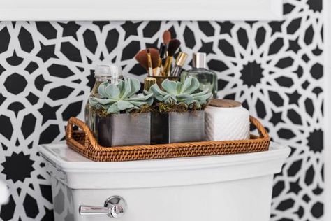 Bathroom Tray Ideas, Toilet Interior, Basket Decor Ideas, Noir Wallpaper, Top Decor Ideas, Kids Bathrooms, Round Flowers, Woven Trays, Boy Bath