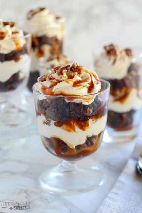 Peach Trifle, Christmas Trifle Recipes, Trifle Recipes Easy, Brownie Trifle, Mason Jar Desserts, Trifle Desserts, Individual Desserts, Caramel Brownies, Trifle Recipe