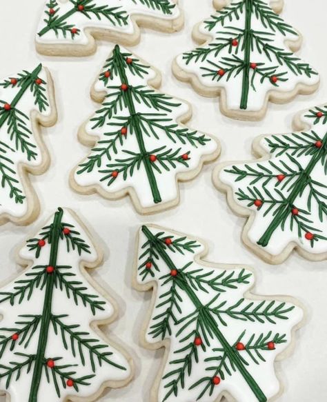 Christmas Sugar Cookies Decorated, Cute Christmas Cookies, Royal Iced Cookies, Sugar Cookie Royal Icing, Sugar Cookie Icing, Winter Cookie, Christmas Tree Cookies, Sugar Cookie Designs, Xmas Cookies