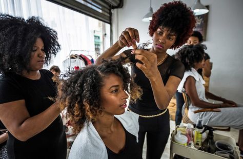 At a Santo Domingo Hair Salon, Rethinking an Ideal Look - NYTimes.com African Hair Salon, Nyc Hair Salon, Black Hair Stylist, Dominican Hair, Curly Hair Salon, Black Hair Salons, Hair Salon Business, Natural Hair Salons, Natural Hair Beauty