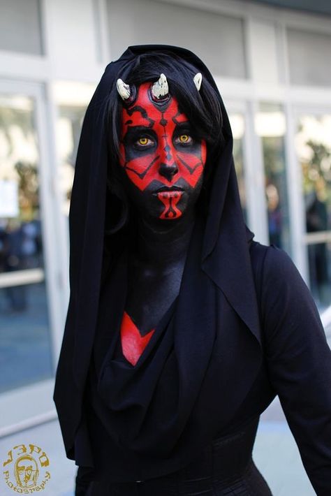 Inspiration & accessories for your DIY Darth Maul halloween costume idea #darthmaul #costume #darthmaulcosplay #darthmaulcostume #costumes #maulcostume #darthmaulcosplayer #darthmaulhorns #darthmaulmask #costumemakeup #starwars #starwarscostume #littlegirlcostume #lowbudgetcostume #starwars #starwarscostume #starwarscostumes #starwarscosplay #costumes #starwarskidscostumes #doityourself #diycostume #diytutorial #costumeidea #costumediy #groupcostume #couplecostume #familycostume #kidscostume Darth Maul Costume Female, Female Darth Maul Cosplay, Woman Cosplay Ideas, Darth Maul Makeup, Female Darth Maul, Starwars Costumes Women, Characters To Dress Up As, Darth Maul Cosplay, Simple Cosplay Ideas