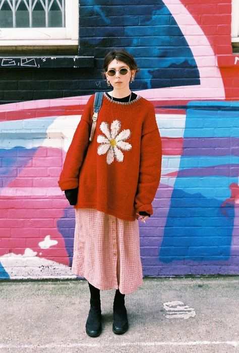 London Street Fashion Women, Cute Styled Outfits, Pinterest Looks Outfit, Electric Fashion Style, Colorful Skirt Outfits Winter, London Casual Style, London 90s Fashion, Cool Outfits Women Street Styles, Brighton Aesthetic Outfit