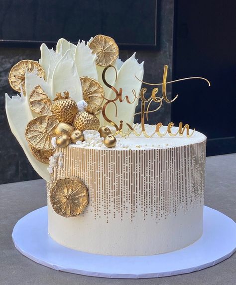 Tall White Cake, Golden Fruit, Tårta Design, Golden Birthday Cakes, Modern Birthday Cakes, Gaun Koktail, White Chocolate Bark, White Birthday Cakes, Vanilla Pod