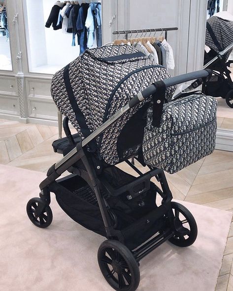 Aesthetic Stroller, Baby Strollers Luxury, Luxury Baby Stroller, Luxury Baby Room, Luxury Baby Clothes, Buty Marki Nike, Baby Shower Deco, Baby Gadgets, Baby Room Inspiration