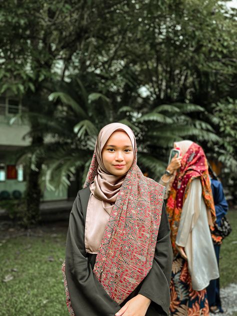 Melayu Klasik Outfit, Malay Aesthetic, Aesthetic Malaysia, Malay Fashion, Malaysia Women, Malay Culture, Malaysia Aesthetic, Malaysia Hijab, Malaysia Fashion