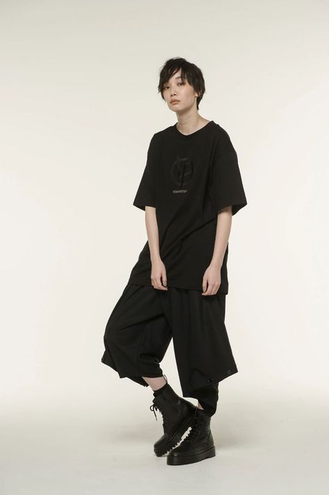 Avant Garde Fashion Street, Hippie Outfits Men, Best Black Outfits, Japanese Inspired Fashion, Samurai Clothing, Limi Feu, Goth Streetwear, Cyberpunk Clothes, Pants Outfit Men