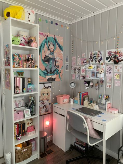 Posters Colorful, Organized Desk, Room Art Decor, Cool Dorm Rooms, Otaku Room, Dorm Room Ideas, Pinterest Room Decor, Study Room Decor, Anime Posters