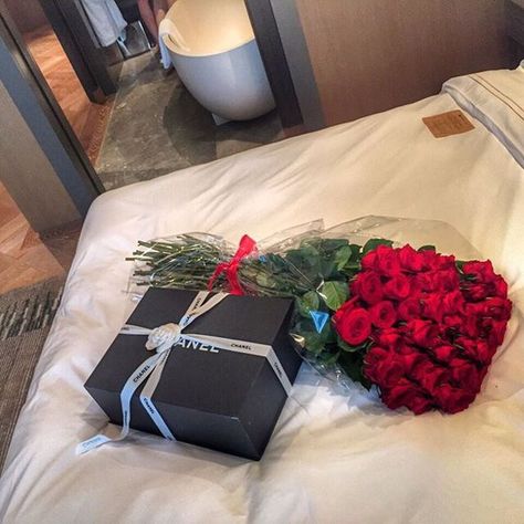 Uploaded by Zizi. Find images and videos about chanel and roses on We Heart It - the app to get lost in what you love. Spoiled Girlfriend, Romantic Room Surprise, Romantic Dinner Decoration, Romantic Room Decoration, Birthday Goals, Romantic Surprise, Romantic Room, Flowers Bouquet Gift, Romantic Gestures