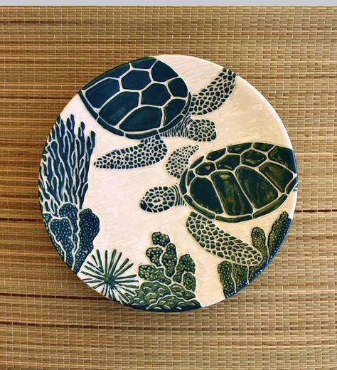 Turtle Ceramic Painting, Sea Turtle Ceramics, Ceramic Plate Design Ideas, Creative Pottery Painting, Scrafitto Ceramics Plates, Painting On Ceramic Plates, Pottery Painting Sea Theme, Turtle Pottery Painting, Turtle Plates