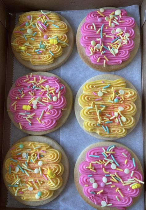 Frosted Easter Sugar Cookies, Cookie Decorating Ideas For Beginners, Spring Cut Out Cookies, Spring Sugar Cookies Buttercream, Easter Cut Out Cookies, Birthday Cookies Buttercream, Birthday Buttercream Cookies, Easter Cookies Buttercream, Easter Cookies Decorated Buttercream