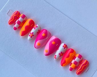 Nails 70s, Nails Checkered, Yin Yang Nails, Checkered Nails, Gel Press On Nails, Funky Nail Art, Retro Nails, Retro Neon, Gel Press