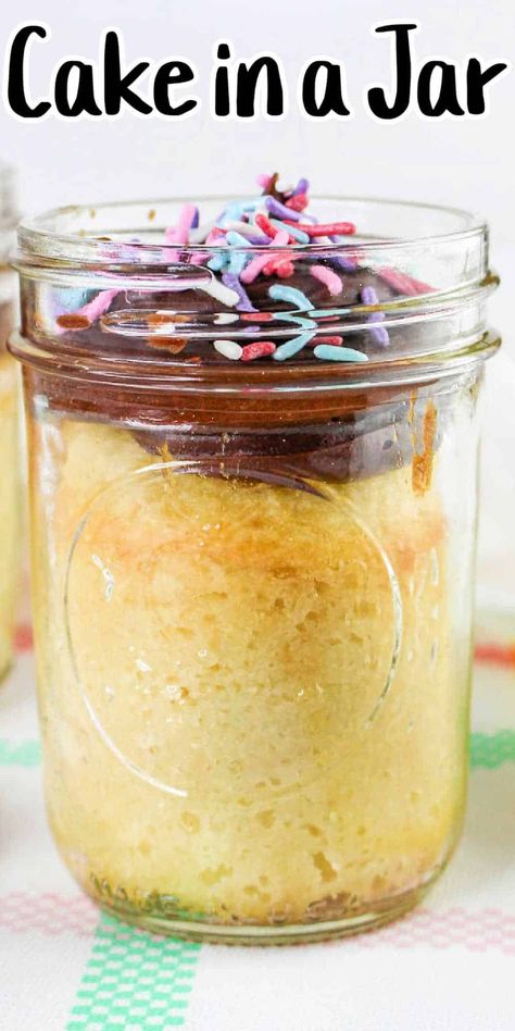 How to bake cake in a jar with cake mix or homemade batter is here. Mason jar cakes for a birthday or a weekend dessert with frosting are fun How To Bake Cake, Good Cupcakes, Mason Jar Baking, Mason Jar Desserts Recipes, Instant Pot Beans Recipe, Jar Cakes, Mason Jar Cakes, Easy Microwave Recipes, Best Frozen Meals