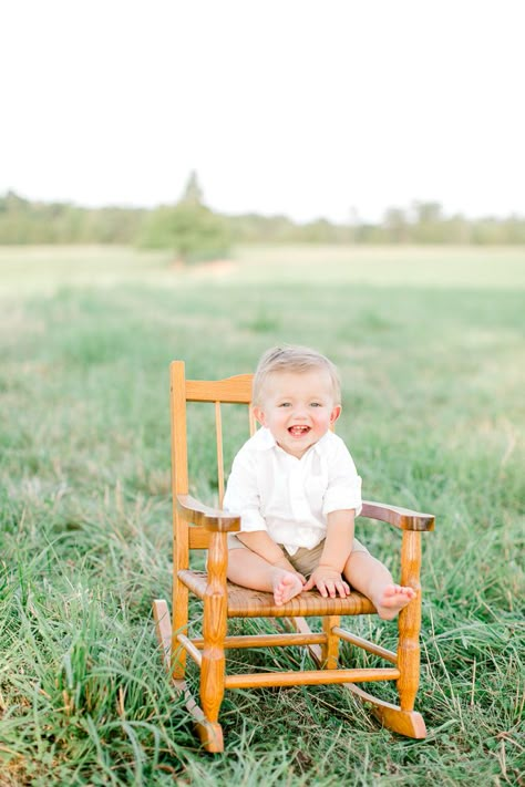 1 Year Photos Outdoors, 1st Birthday Field Pictures, One Year Old Photos Outside, I Year Old Photo Shoot, Diy One Year Photo Shoot, One Year Old Milestone Photo, One Birthday Picture Ideas, 1 Year Pics, Boys One Year Photo Shoot