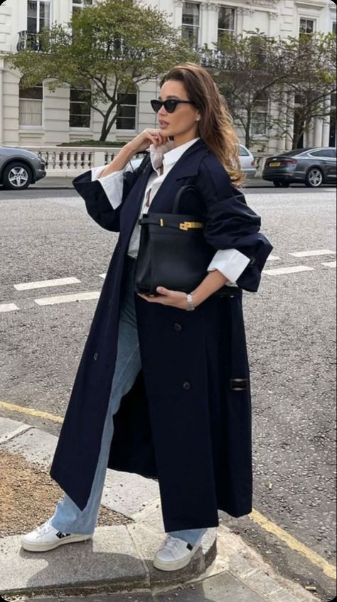 Blue Trench Coat Outfit Women, Trench Coat With Leggings, Navy Trench Outfit, Navy Coat Outfits For Women, Navy Trench Coat Outfit Women, Navy Blue Outfit Ideas Classy, Navy Blue Fall Outfits, Navy Coat Outfit Winter Wear, Blue Coat Outfits For Women