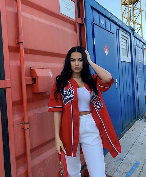 Jersey Shirt Outfit, Baseball Jersey Outfit Women, Sports Jersey Outfit, Baseball Shirt Outfit, Sporty Outfit Ideas, Baseball Jersey Outfit, Casual Sporty Outfits, Sporty Outfit, Vintage Clothing Boutique