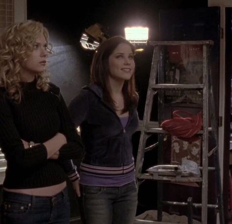 One Tree Hill Style, Peyton Sawyer Outfits, One Tree Hill Outfits, Brooke Davis Outfits, Scarecrow Batman, 2000s Shows, One Tree Hill Cast, Buffy Style, Decades Of Fashion