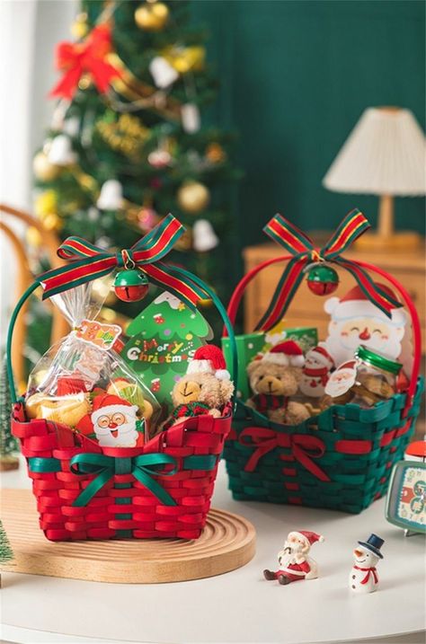 Christmas Gift Basket Ideas For Work, Small Christmas Basket Gift Ideas, Basket Christmas Decorations, Christmas Dessert Basket, Christmas Gifts Box Ideas, Mini Christmas Gift Baskets, Christmas Sweets Box Gift Ideas, Christmas Treat Baskets, Hampers Christmas Ideas