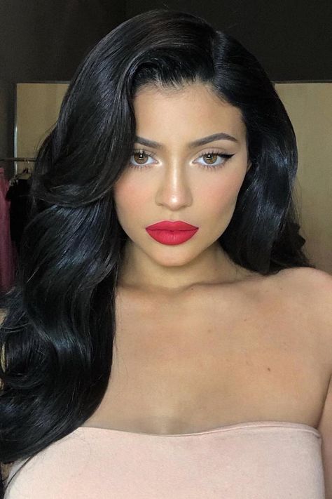 15 Makeup Looks From Kylie Jenner to Copy For the Holidays Ash Brown Hair Dye, Best Lace Front Wigs, Short Lace Front Wigs, Looks Kylie Jenner, Jenner Makeup, Blond Balayage, Brown Hair Dye, Kim K Style, Kylie Jenner Makeup