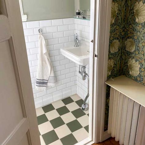 Two bathrooms in classic style with white tiles and floor tiles from Winckelmans. Welcome to Sekelskifte and our bathroom products in old retro style! Old White Bathroom, Green White Tile Bathroom, Green Checkered Tile Floor, Bathroom Black White Floor, Checkered Floor Tiles Bathroom, Bathroom Floor Tile Dark Grout, Bathroom Old Style, Checkered Bathroom Tile, Bathroom Checkered Floor