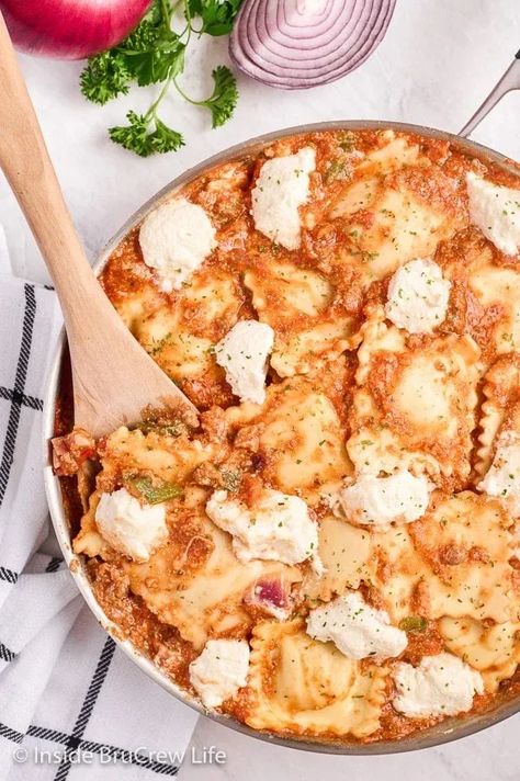 This Skillet Ravioli Lasagna is an easy and delicious 30 minutes meal. It's perfect for busy nights when you want comfort food without all the work. Skillet Ravioli, Ravioli Lasagna Recipe, Chicken Lasagna Rolls, Shell Pasta Recipes, Cheesy Chicken Pasta, Ravioli Lasagna, Baked Gnocchi, Easy Pasta Dinner, Ravioli Recipe